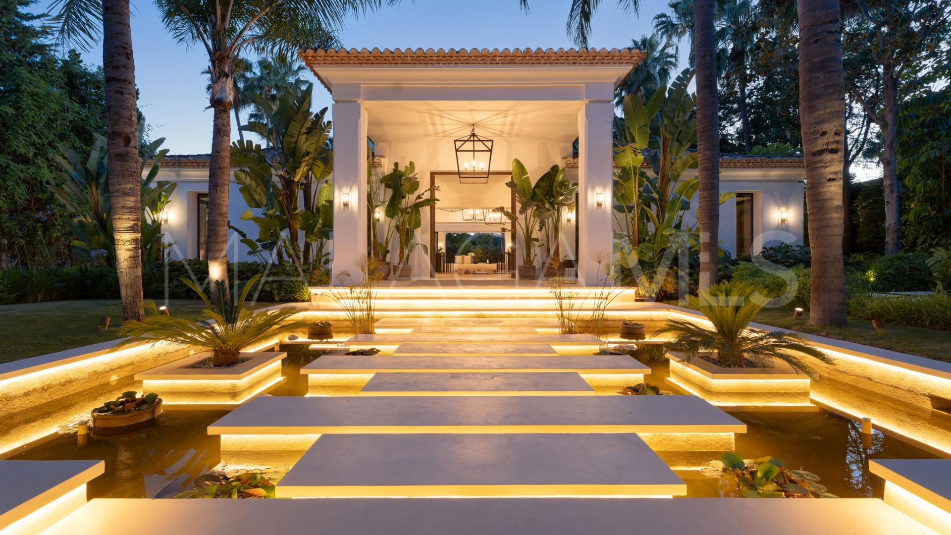 Villa de 6 bedrooms for sale in Nueva Andalucia