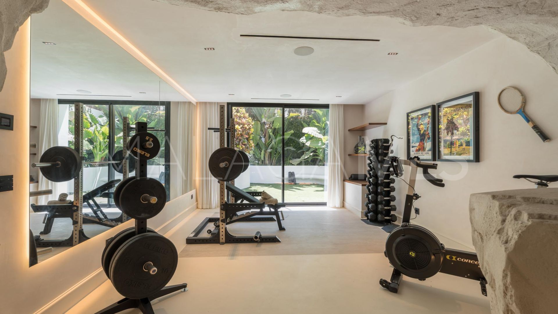 Villa de 6 bedrooms for sale in Nueva Andalucia