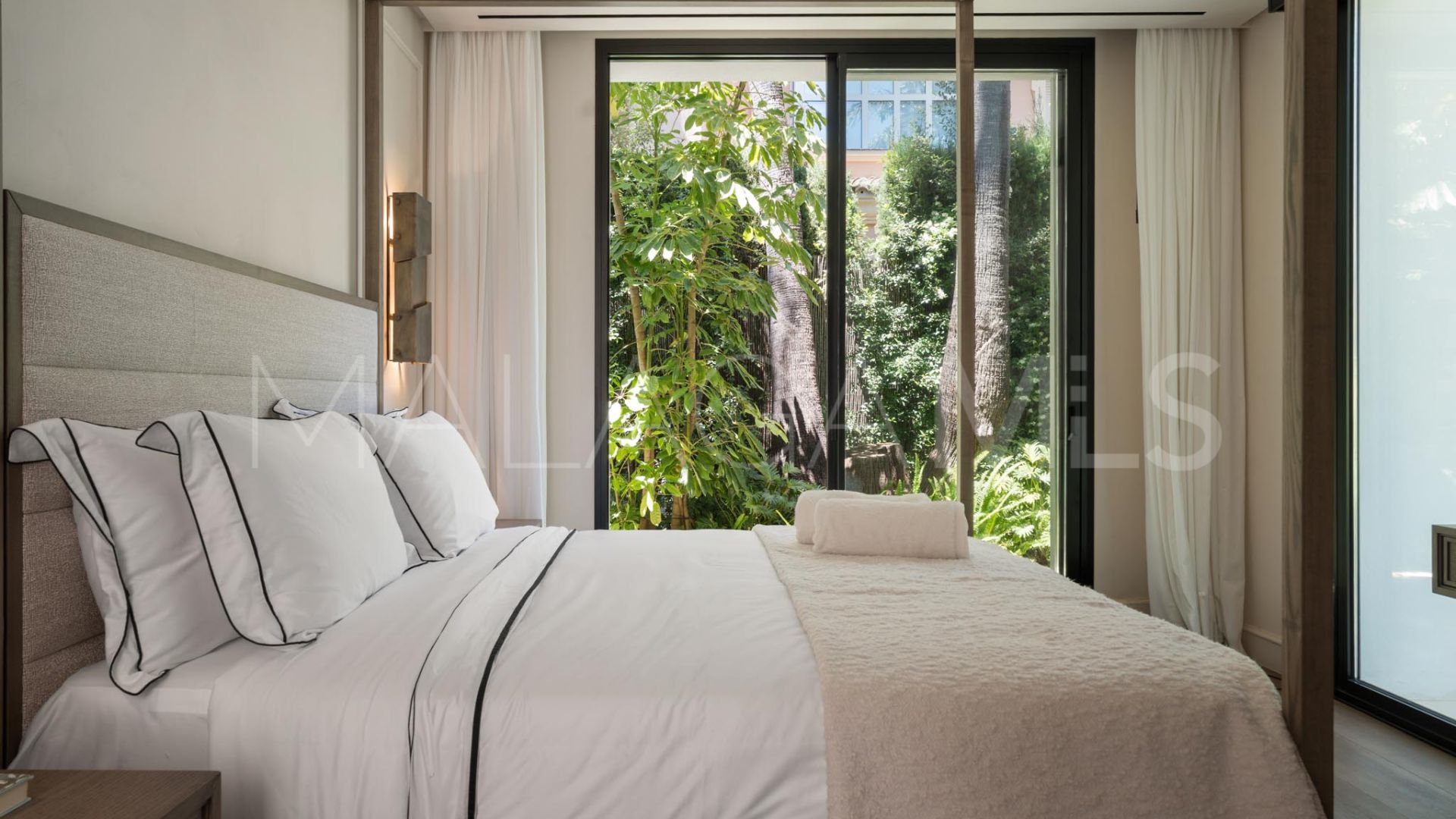 Villa de 6 bedrooms for sale in Nueva Andalucia