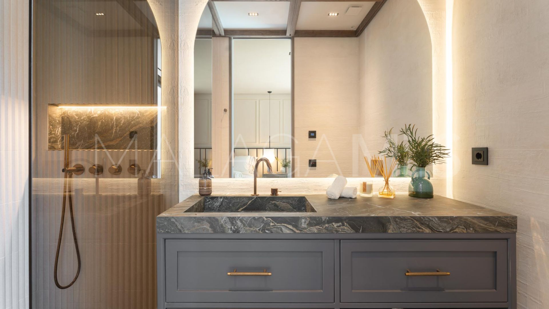 Villa de 6 bedrooms for sale in Nueva Andalucia