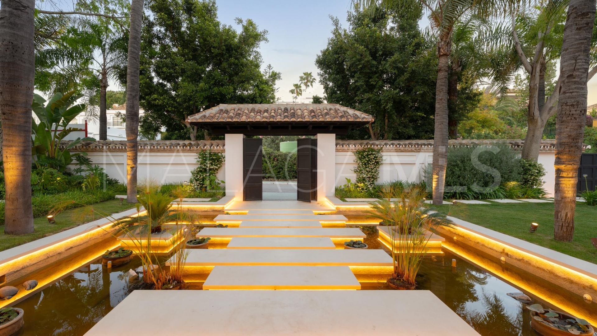Villa de 6 bedrooms for sale in Nueva Andalucia
