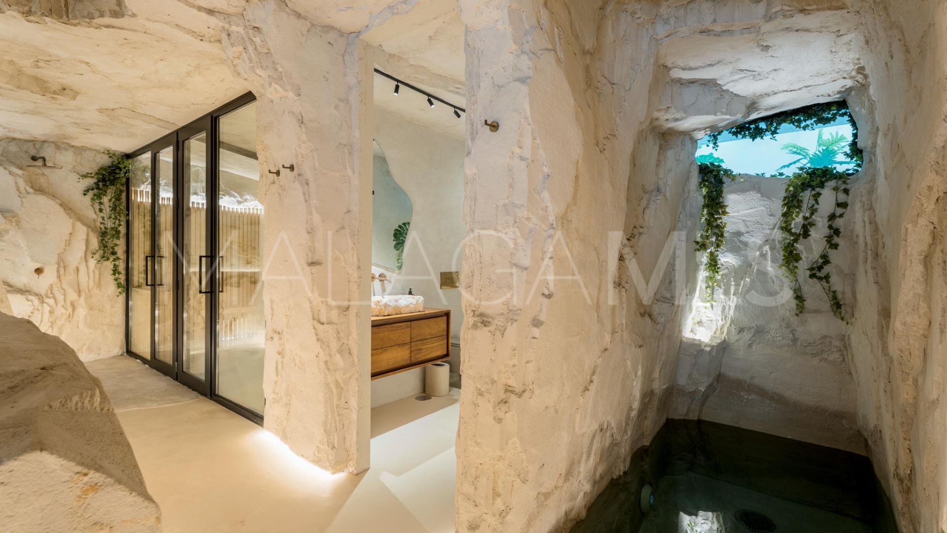 Villa de 6 bedrooms for sale in Nueva Andalucia