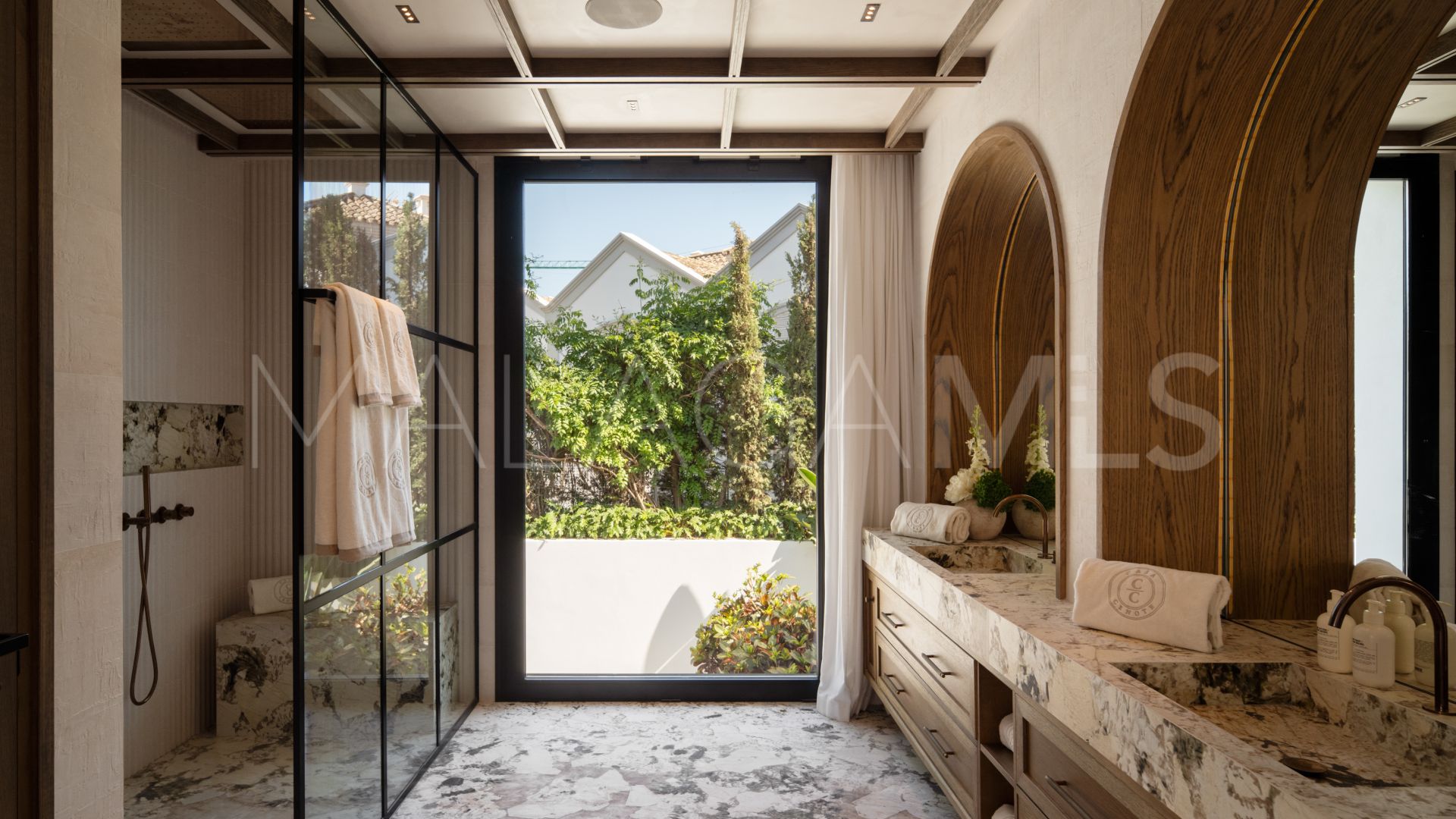 For sale 6 bedrooms villa in Nueva Andalucia