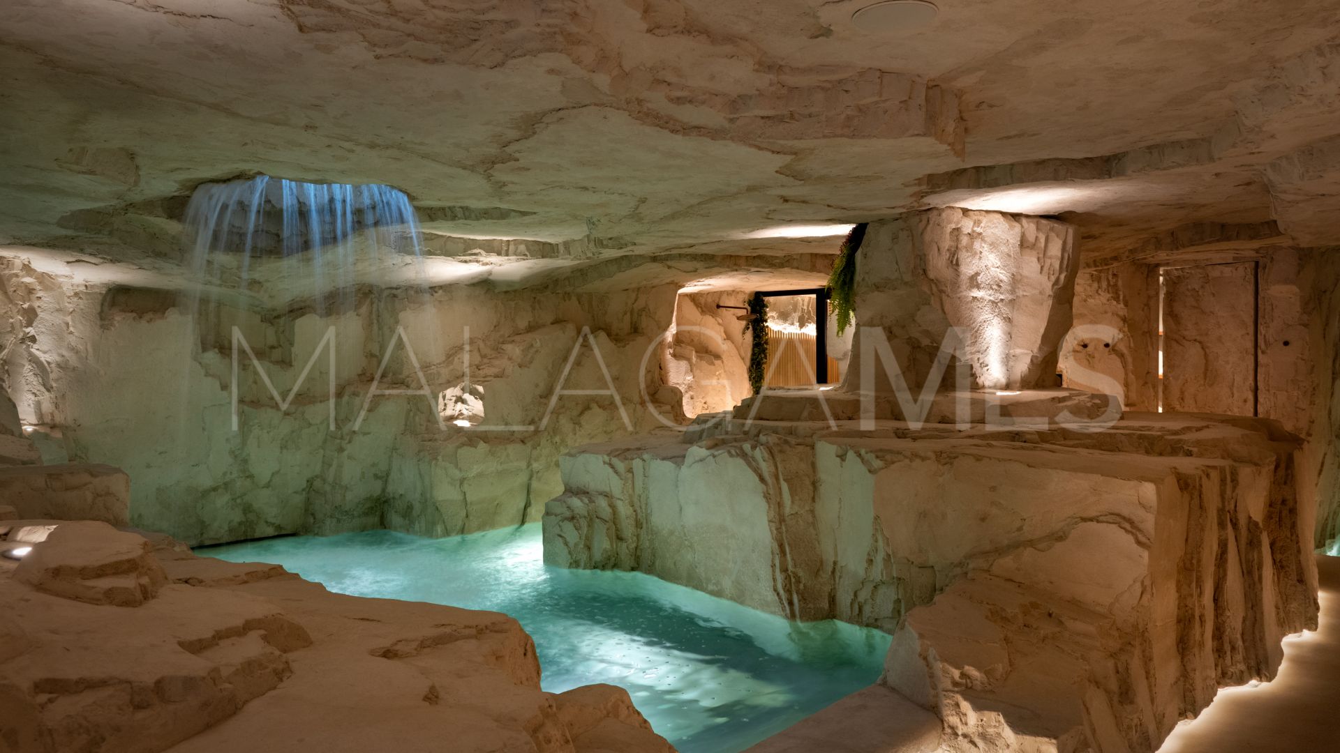 For sale 6 bedrooms villa in Nueva Andalucia