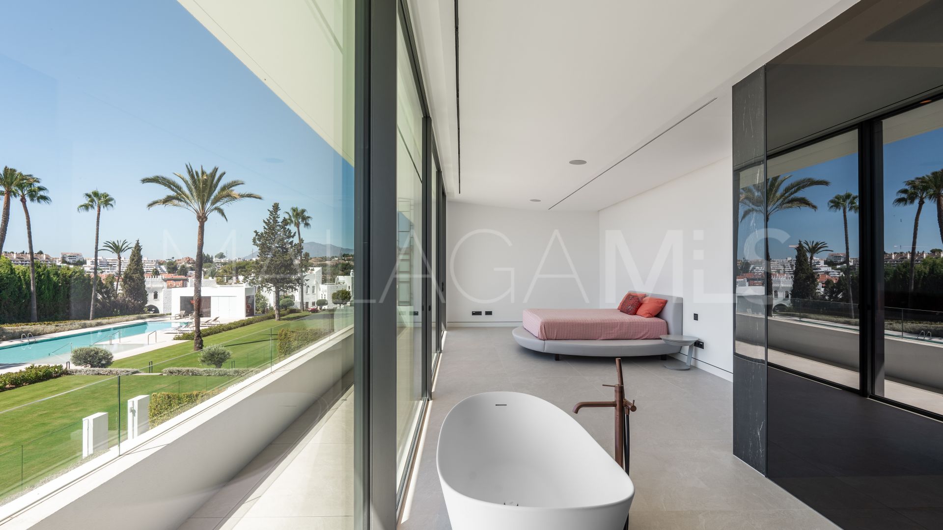 Villa jumelée for sale in Nueva Andalucia