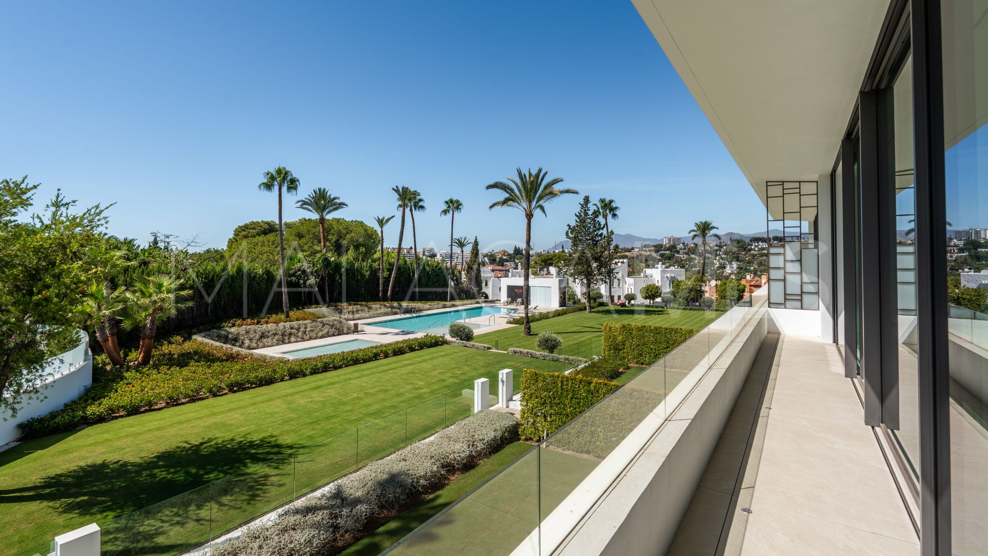 Villa jumelée for sale in Nueva Andalucia