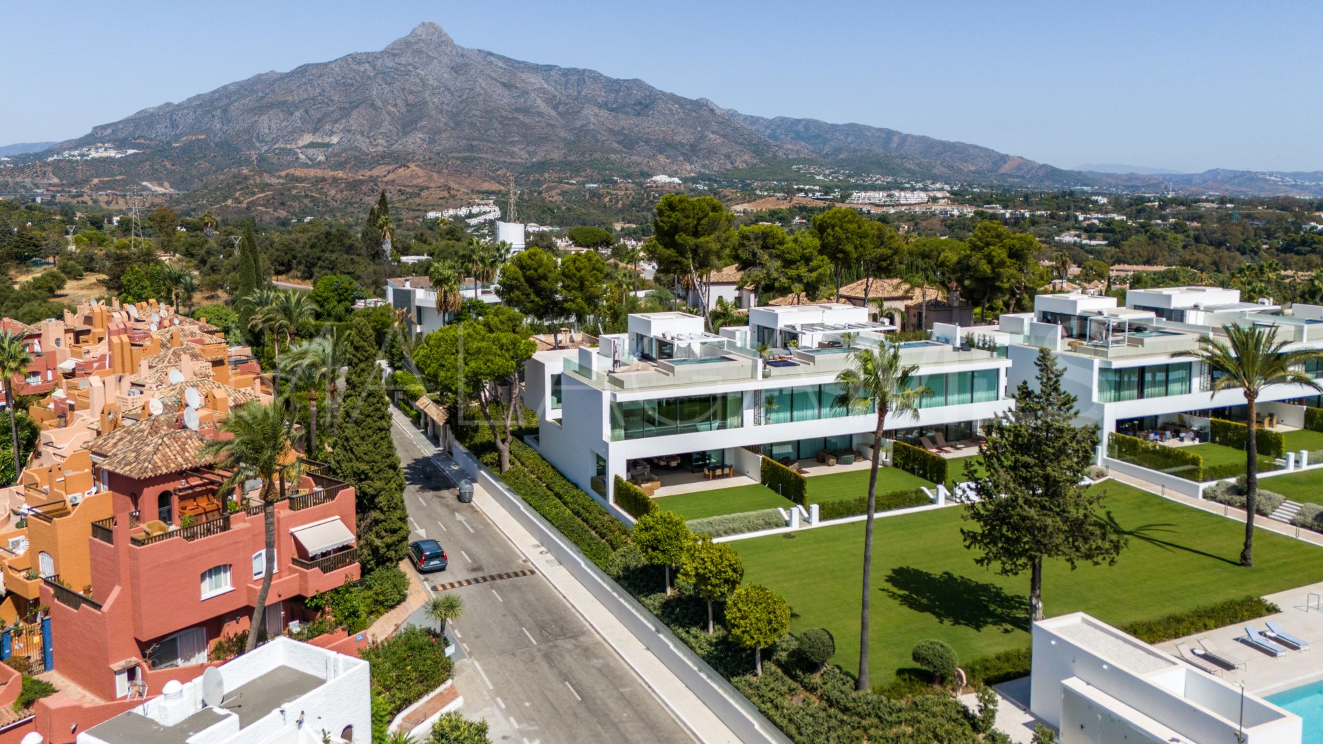 Villa jumelée for sale in Nueva Andalucia