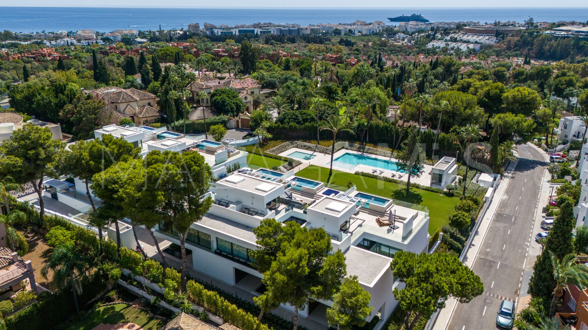 Villa jumelée for sale in Nueva Andalucia