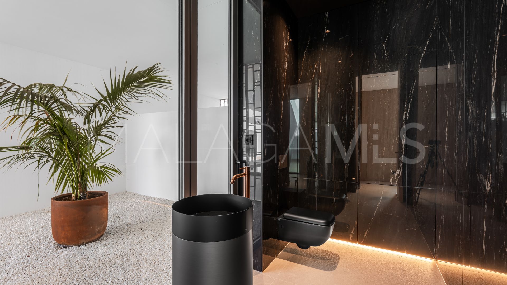 Villa jumelée for sale in Nueva Andalucia