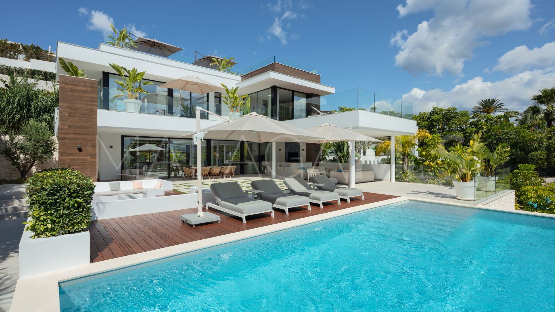 Villa for sale in Nueva Andalucia