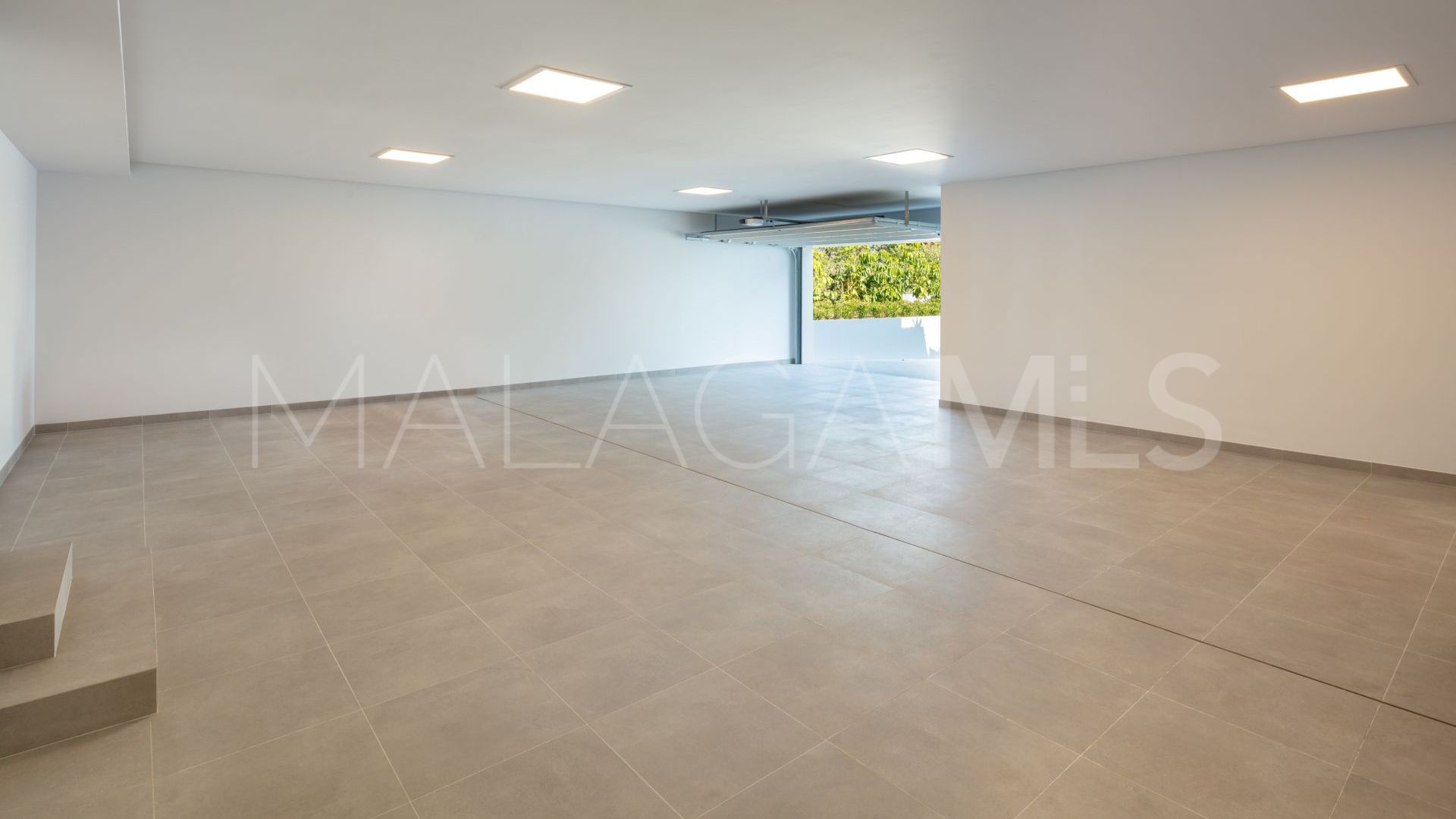 Villa for sale in Nueva Andalucia