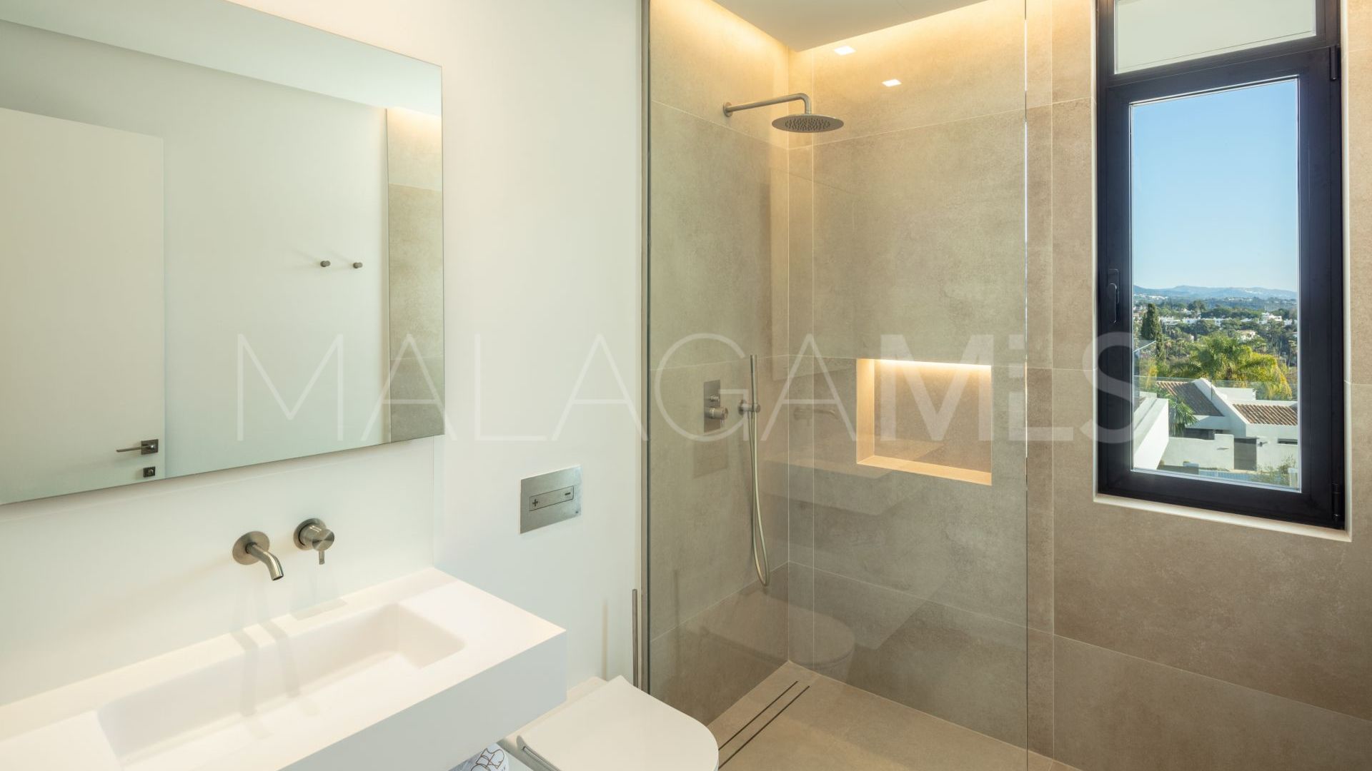 Villa for sale in Nueva Andalucia