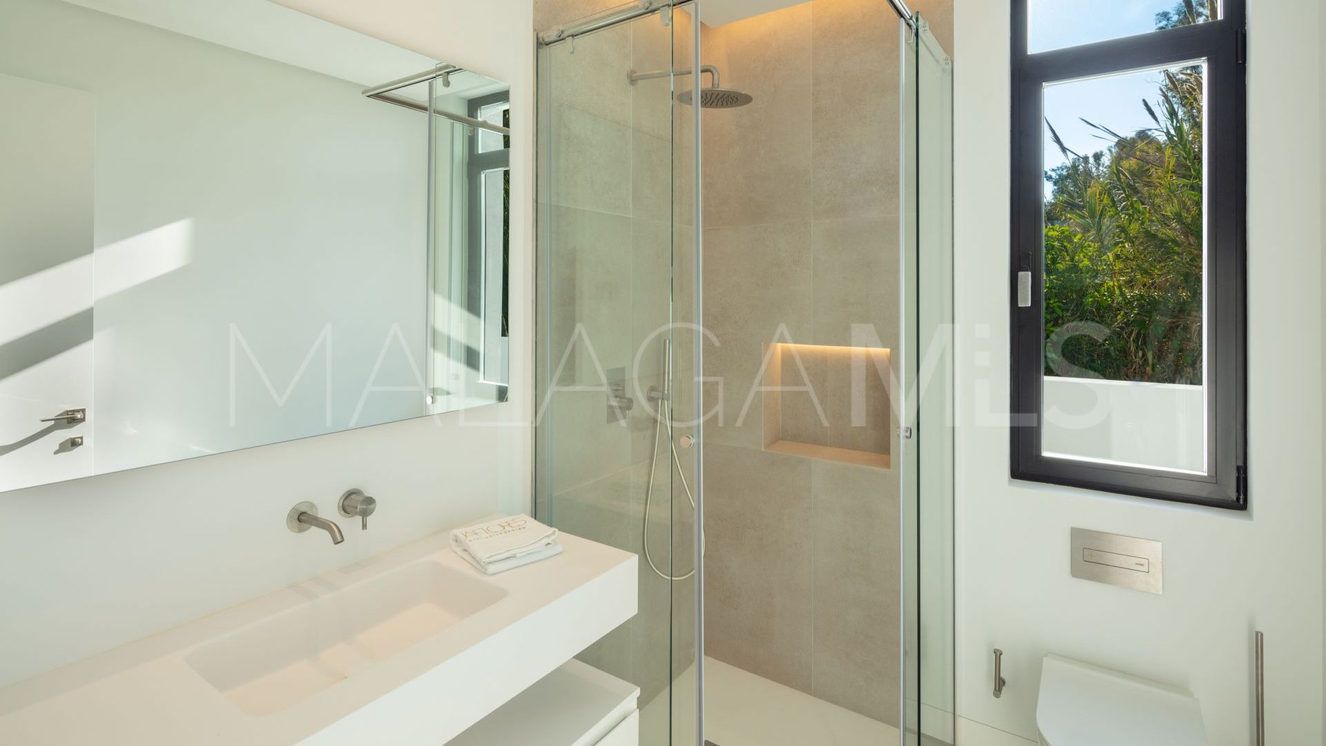 Villa for sale in Nueva Andalucia