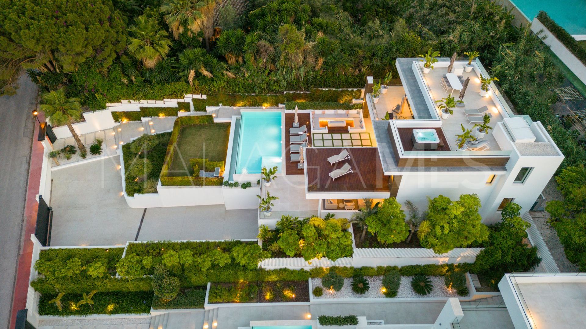 Villa for sale in Nueva Andalucia
