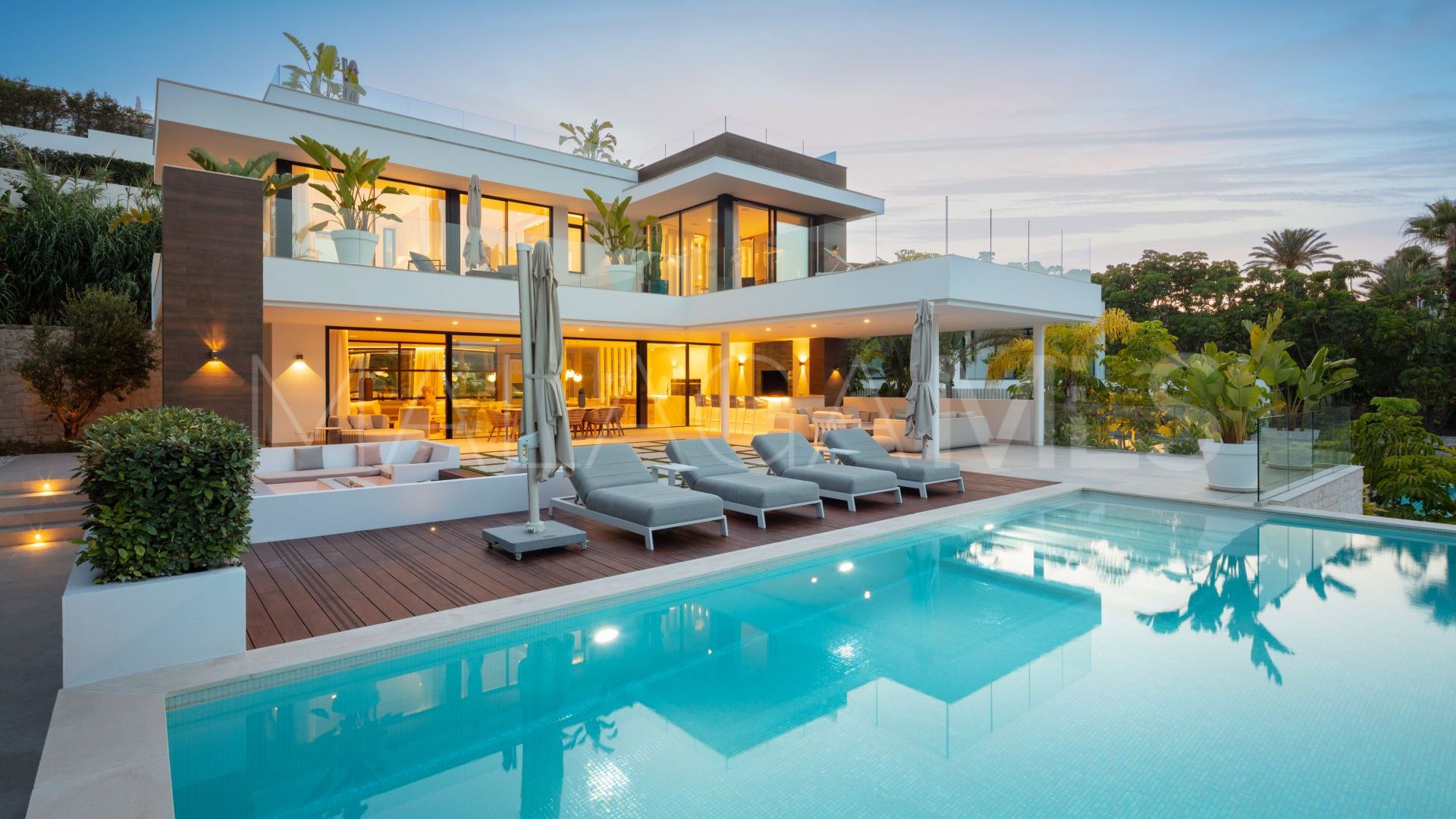 Villa for sale in Nueva Andalucia