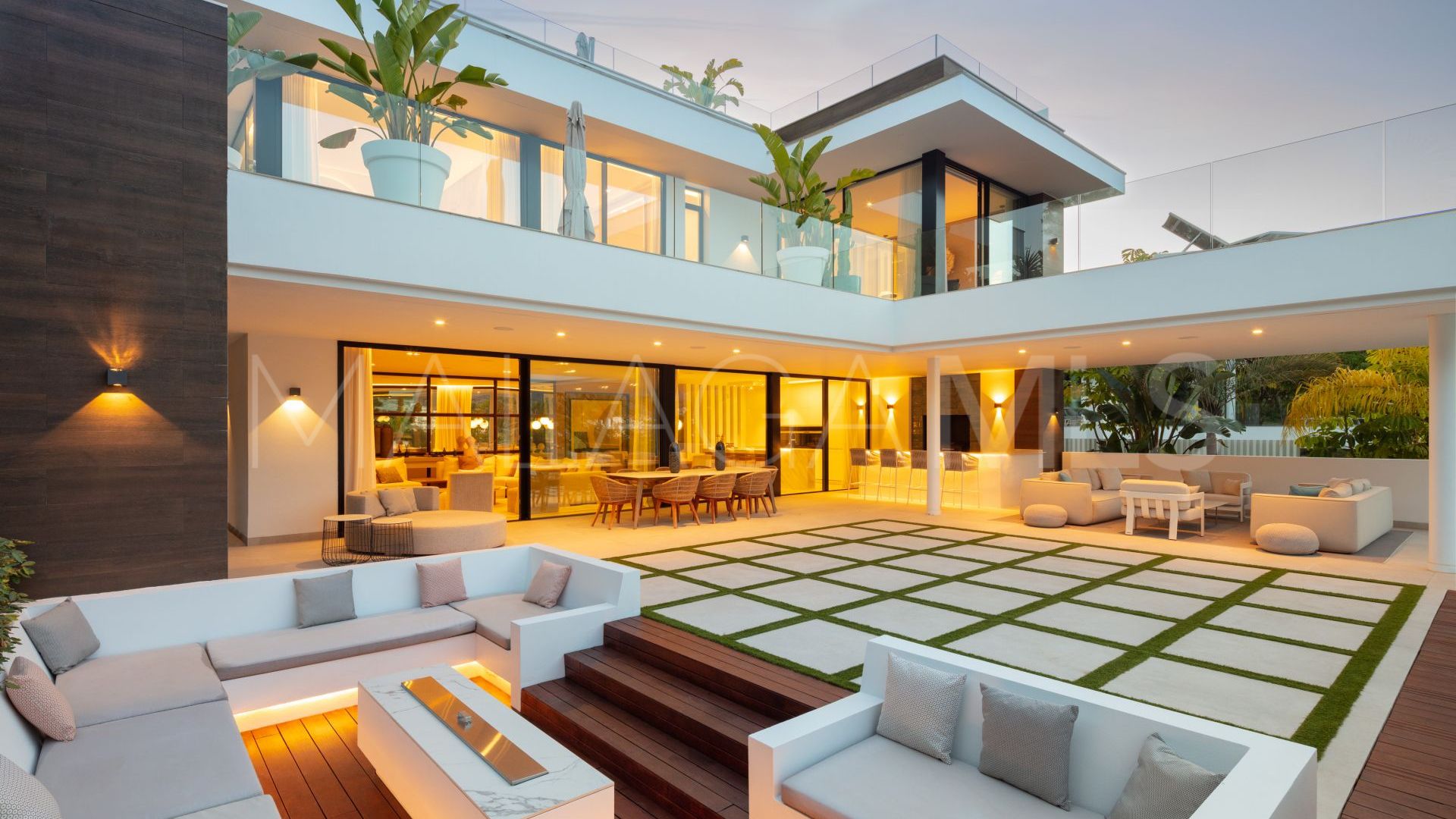 Villa for sale in Nueva Andalucia