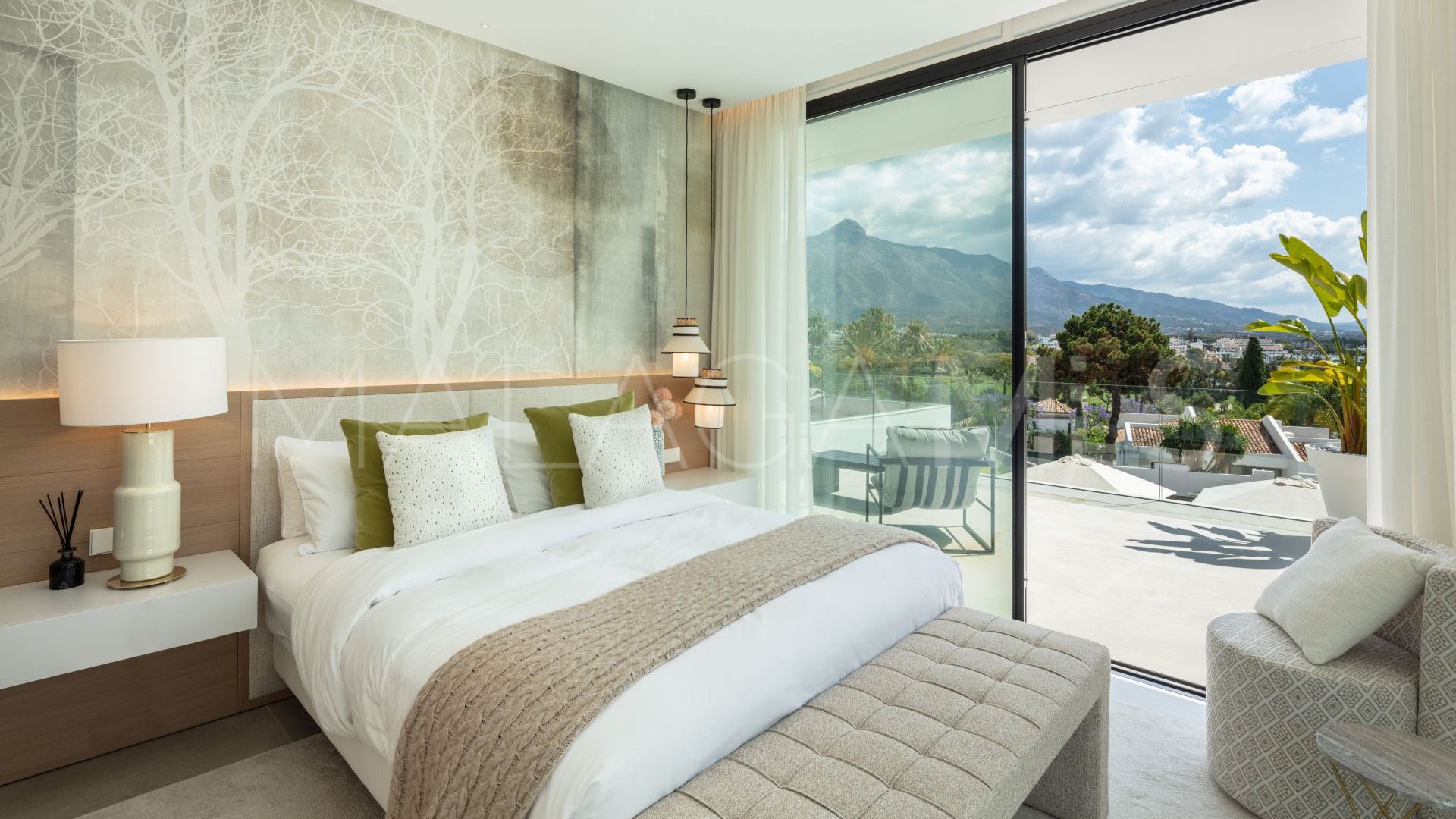Villa for sale in Nueva Andalucia