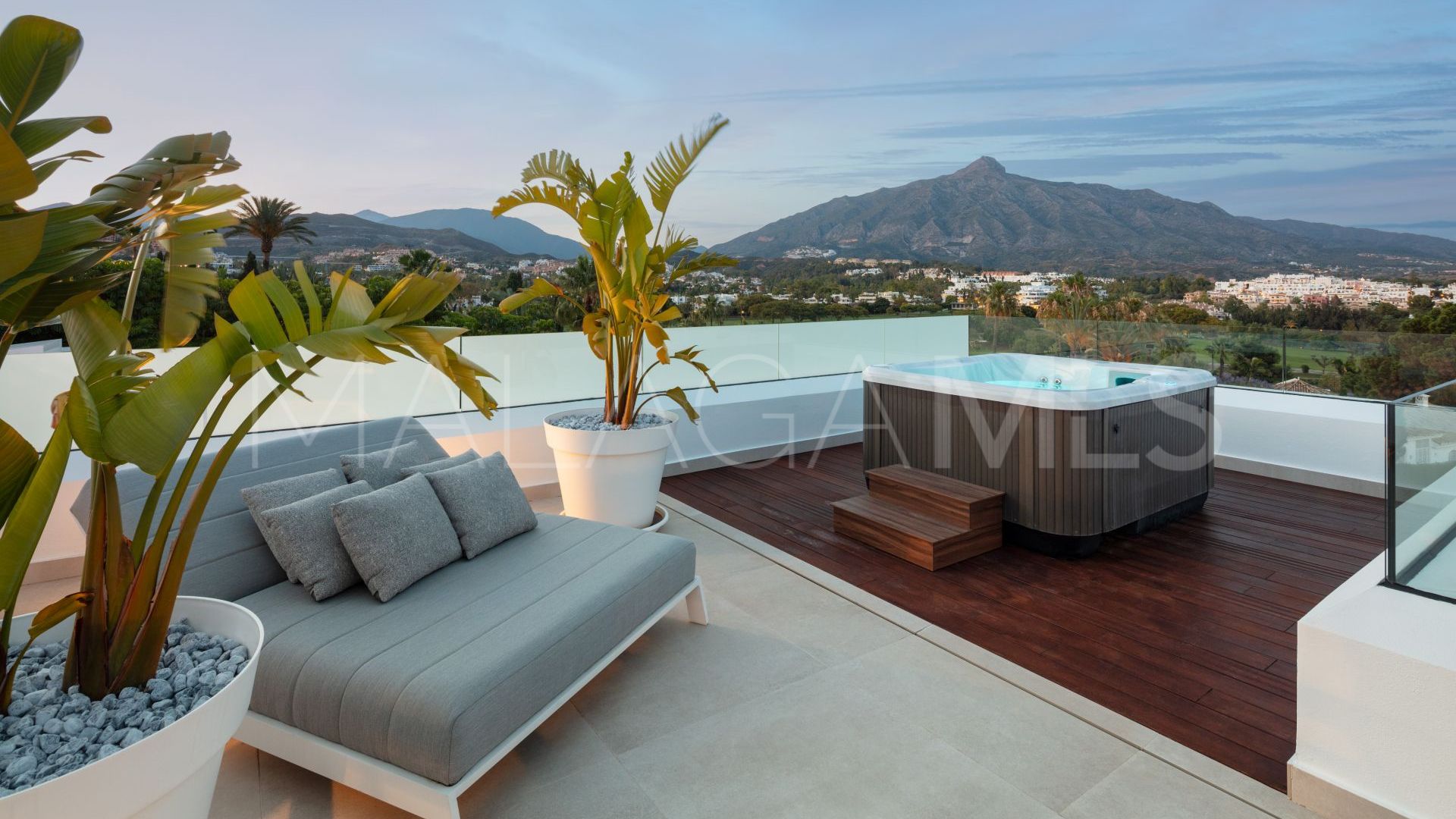Villa for sale in Nueva Andalucia