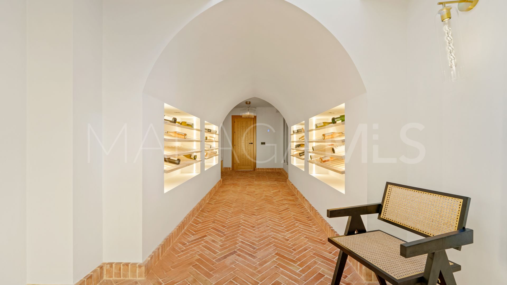 Villa for sale in Nueva Andalucia