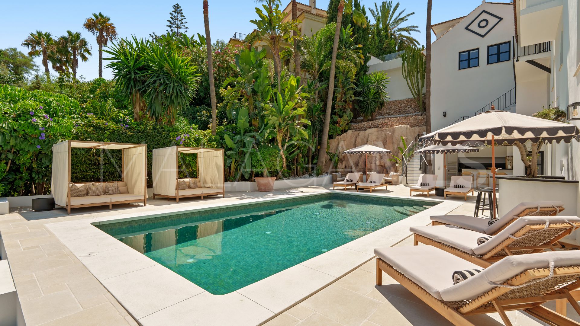 Villa for sale in Nueva Andalucia