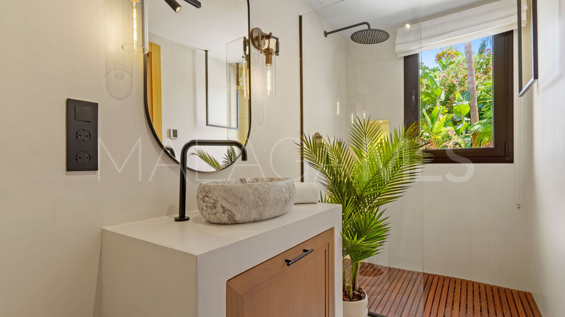 Villa for sale in Nueva Andalucia