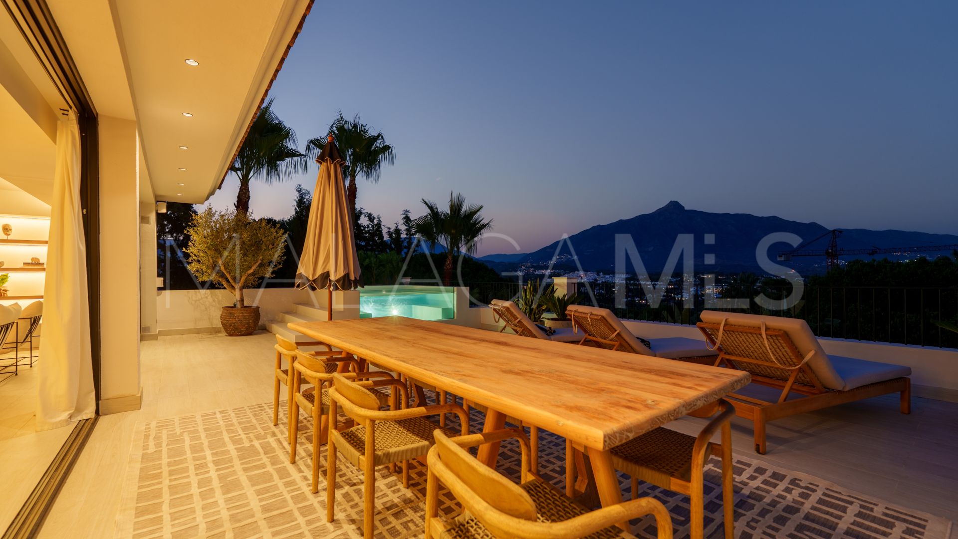 Villa for sale in Nueva Andalucia