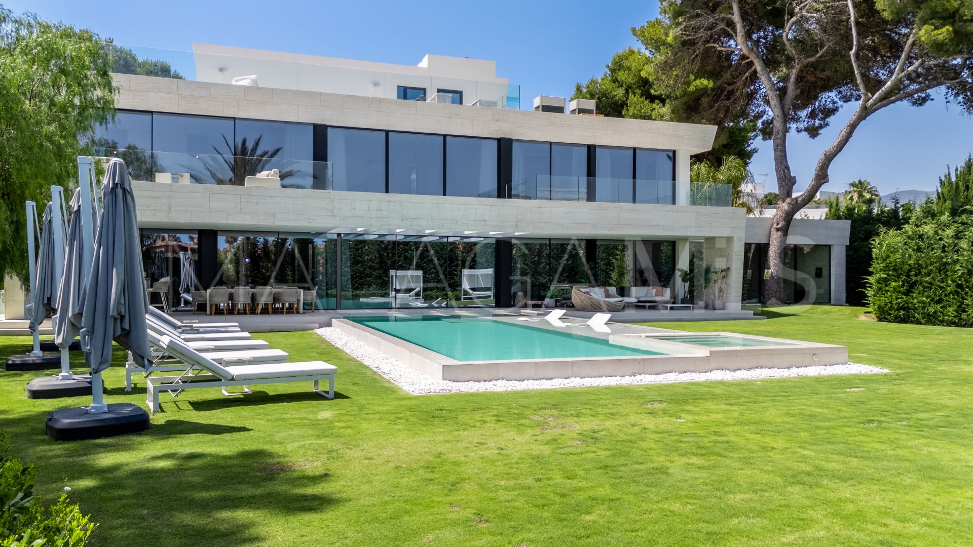 Villa for sale in Los Monteros Playa