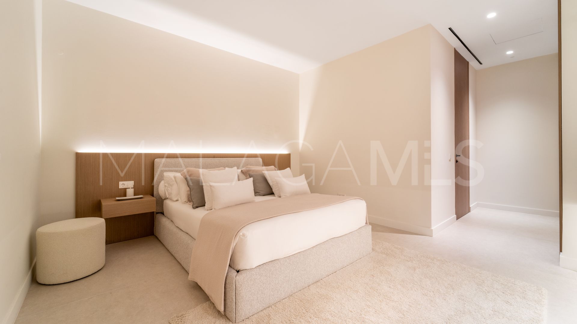 Villa for sale in Los Monteros Playa