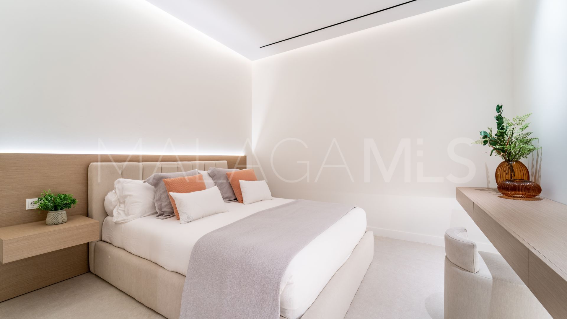 Villa for sale in Los Monteros Playa