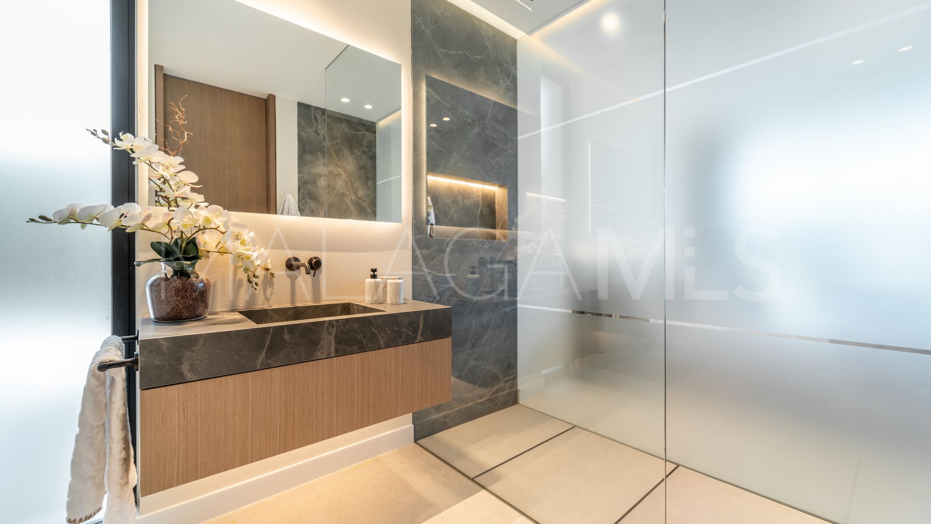 Villa for sale in Los Monteros Playa