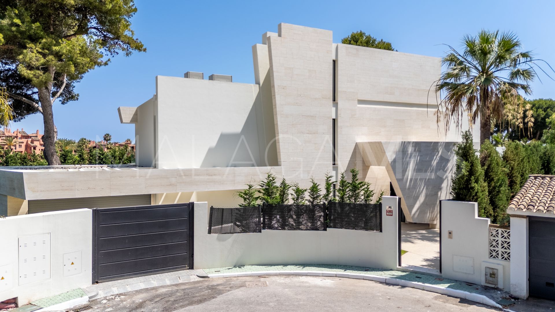 Villa for sale in Los Monteros Playa