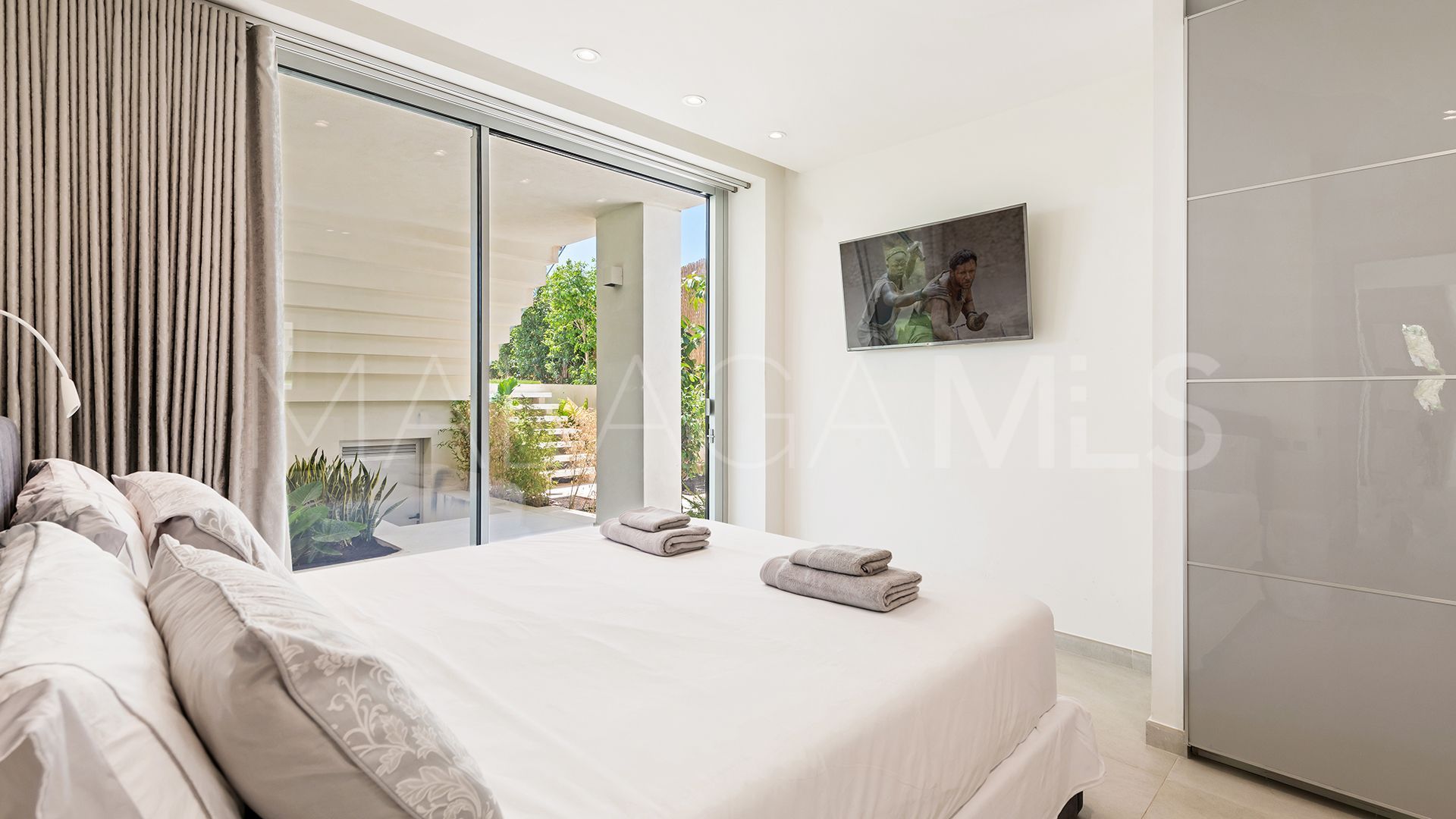 Buy villa in Cala de Mijas