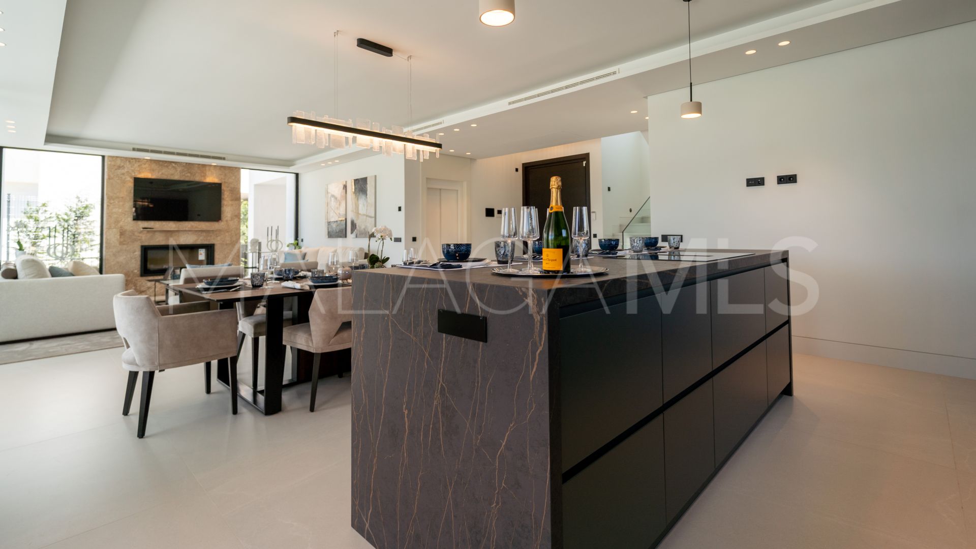 For sale villa with 5 bedrooms in Los Naranjos Golf