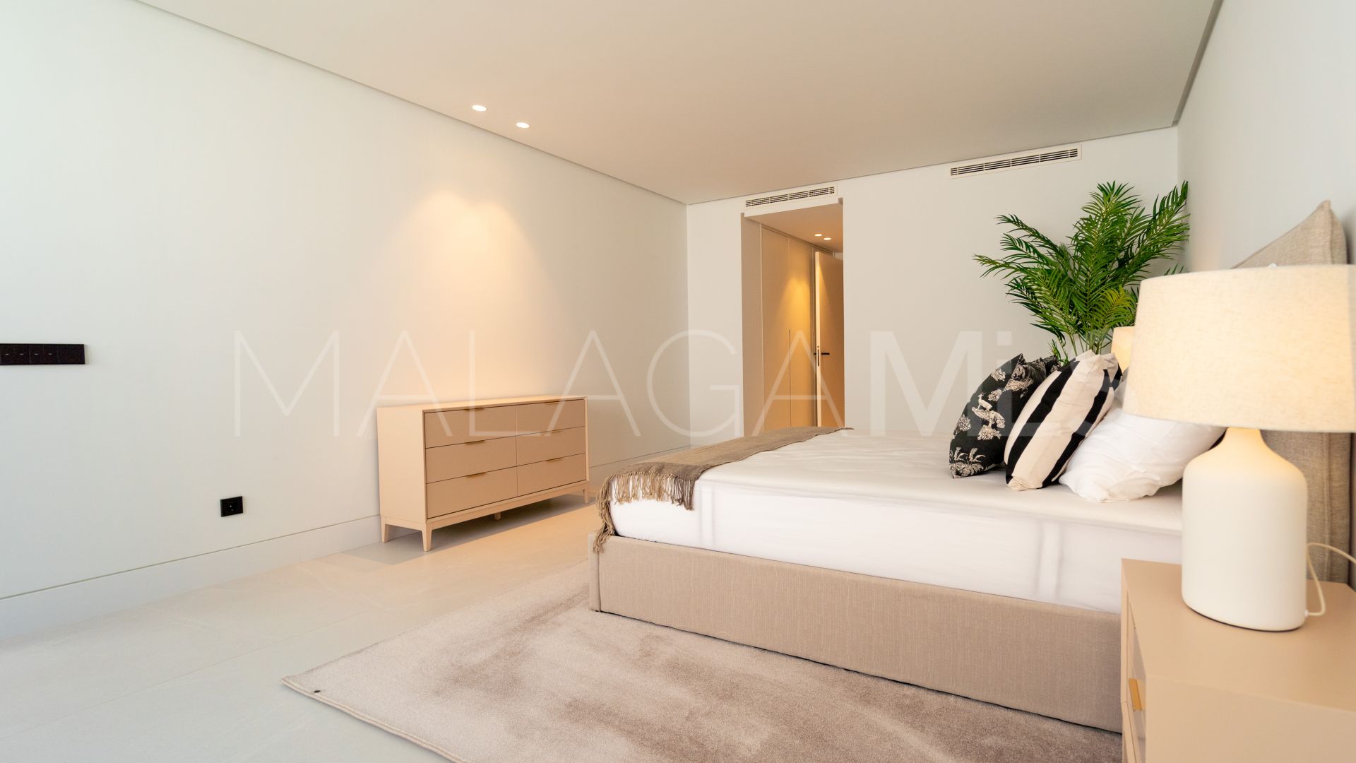 For sale villa with 5 bedrooms in Los Naranjos Golf