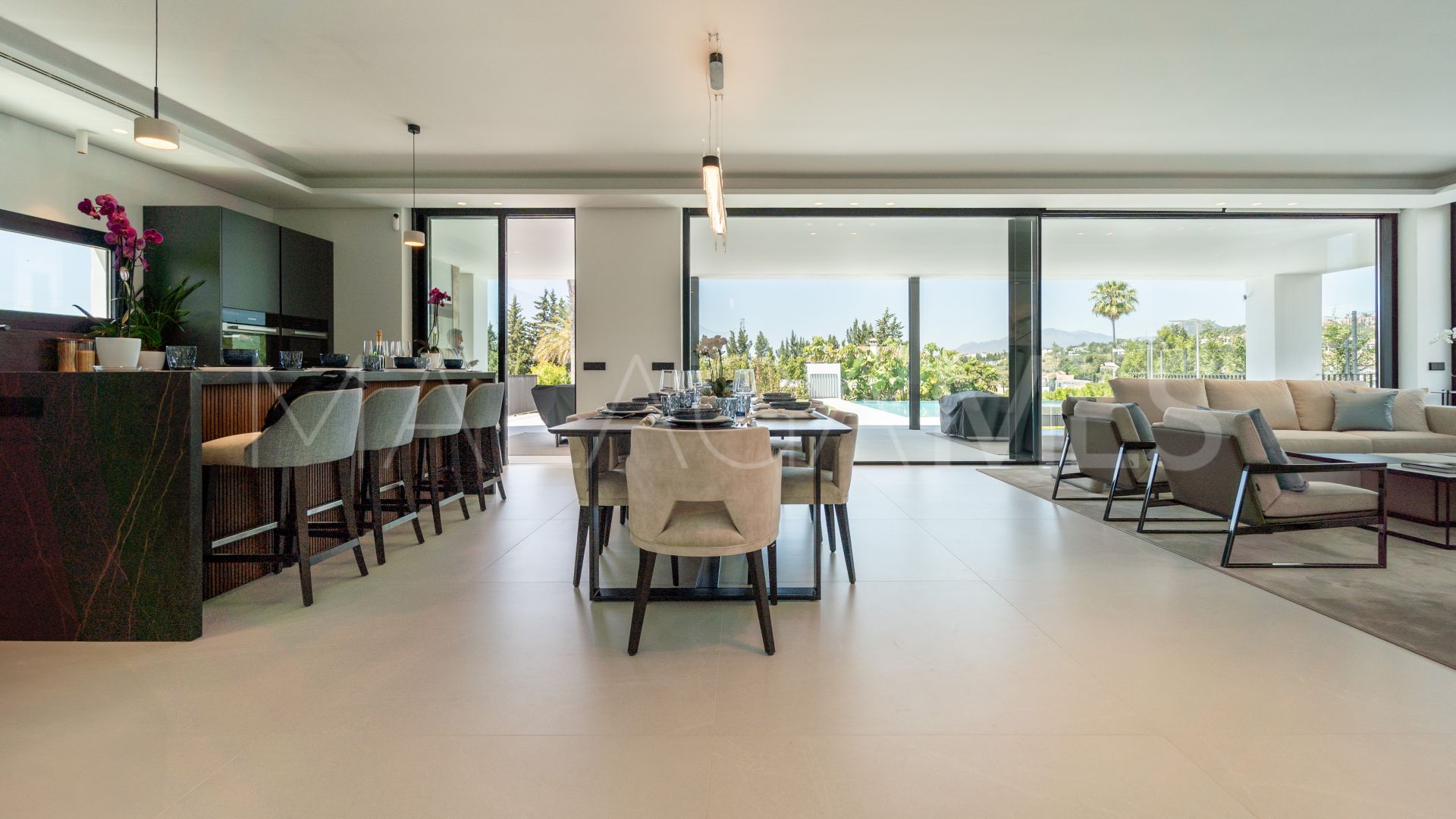 For sale villa with 5 bedrooms in Los Naranjos Golf