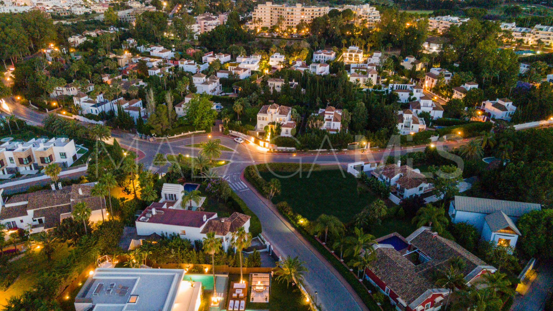 For sale villa with 4 bedrooms in Nueva Andalucia