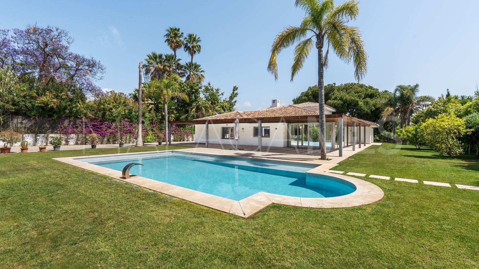 Villa for sale in Guadalmina Baja