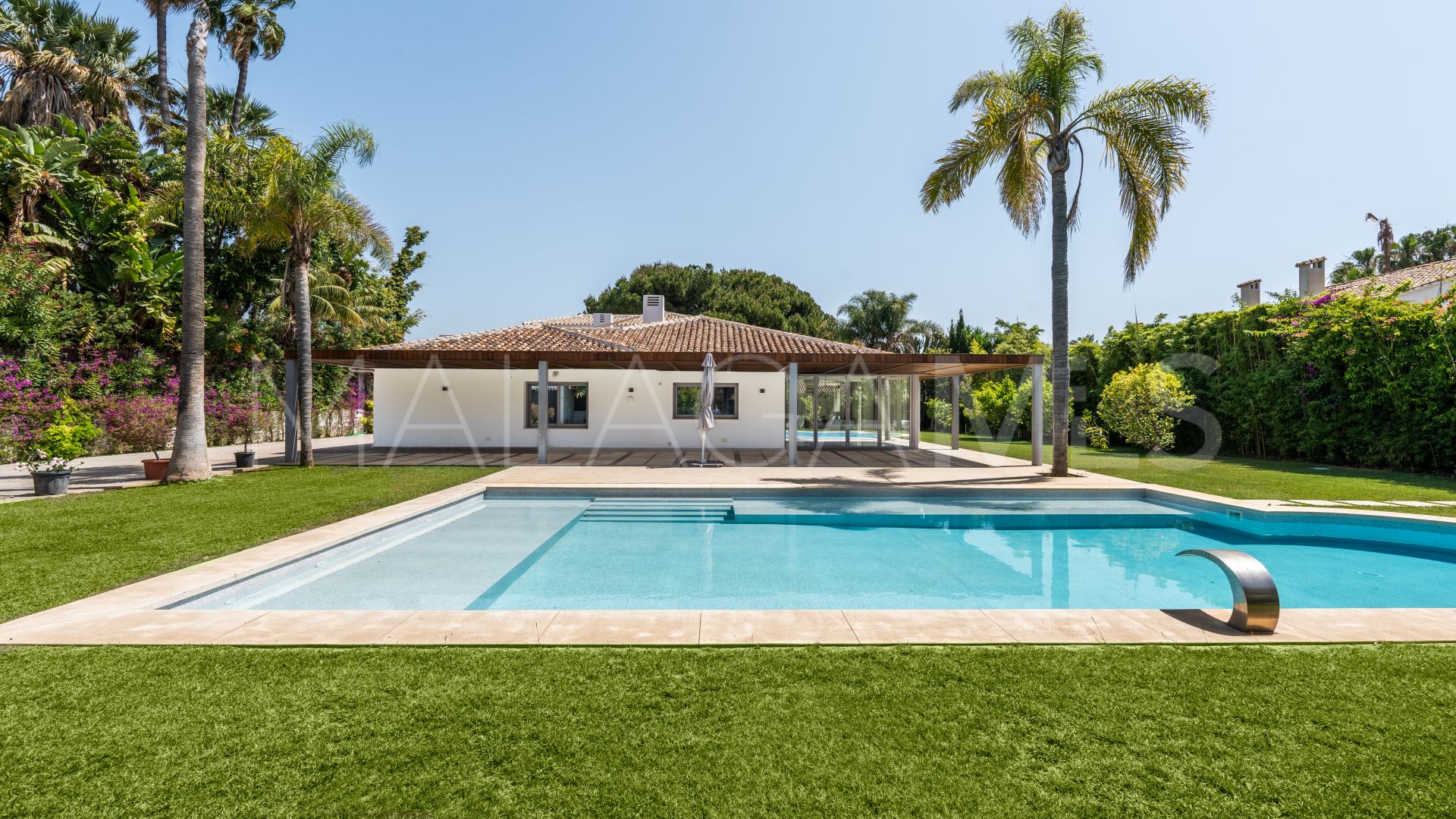 Villa for sale in Guadalmina Baja