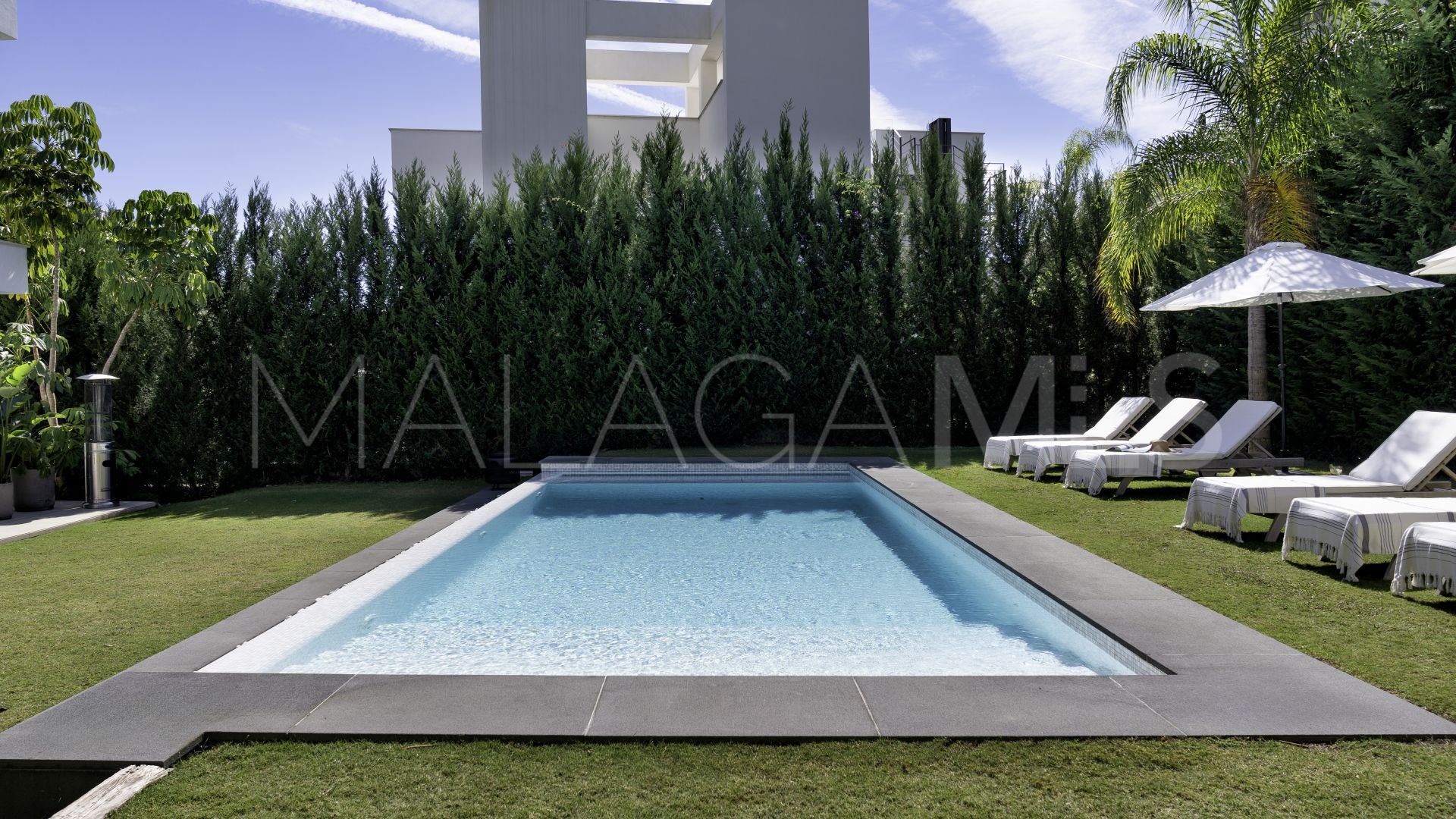 Buy villa in Nueva Andalucia