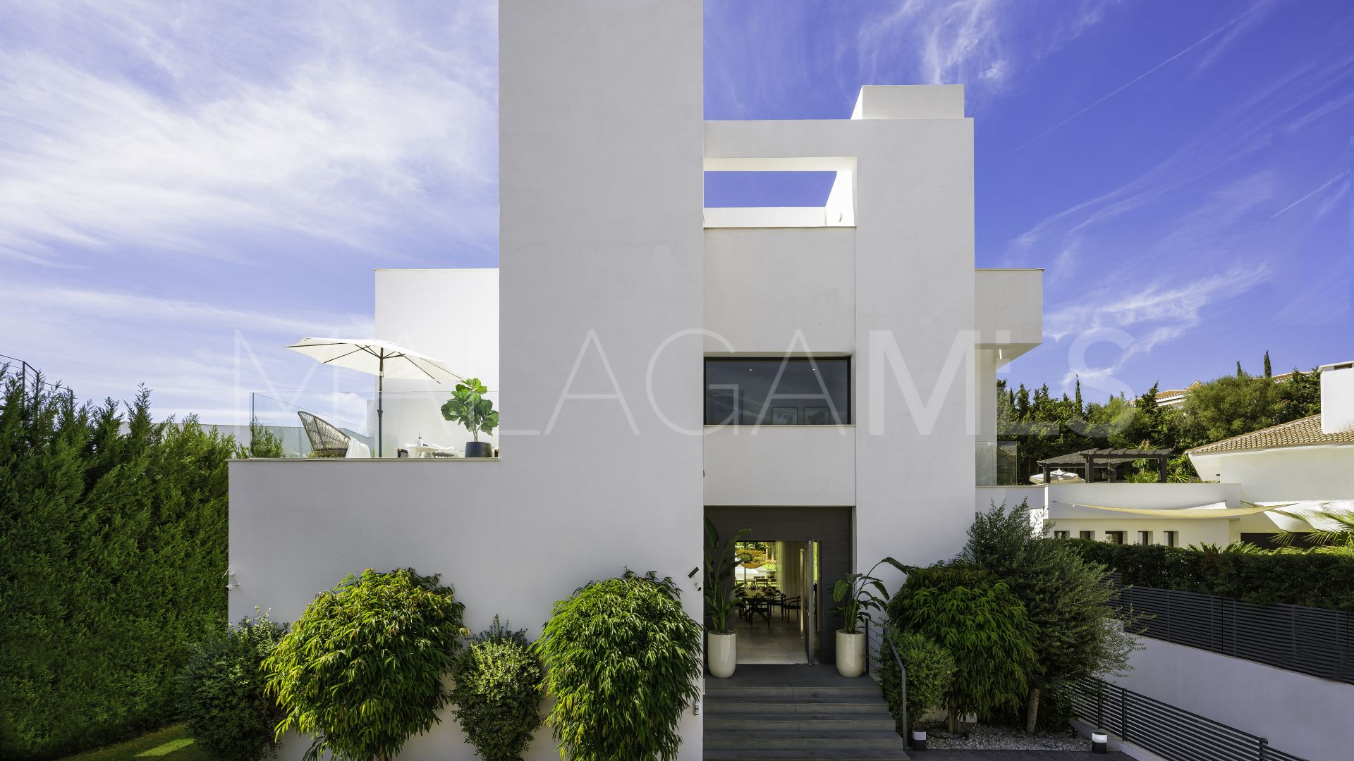 Buy villa in Nueva Andalucia