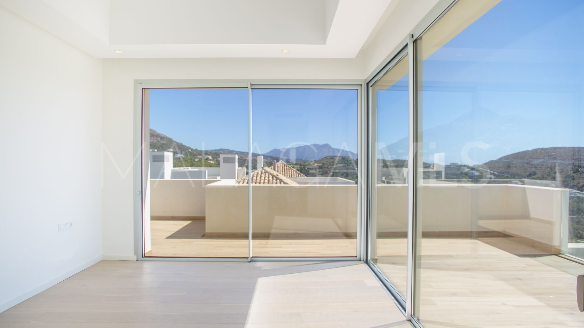 For sale penthouse in Marbella Club Hills with 3 bedrooms