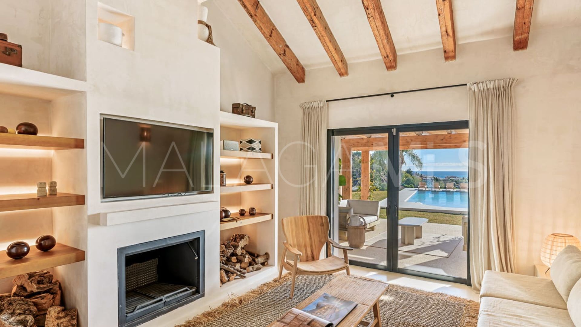 Buy villa de 6 bedrooms in New Golden Mile