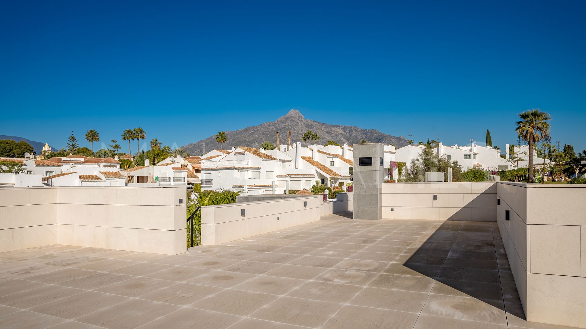 Villa for sale in Nueva Andalucia