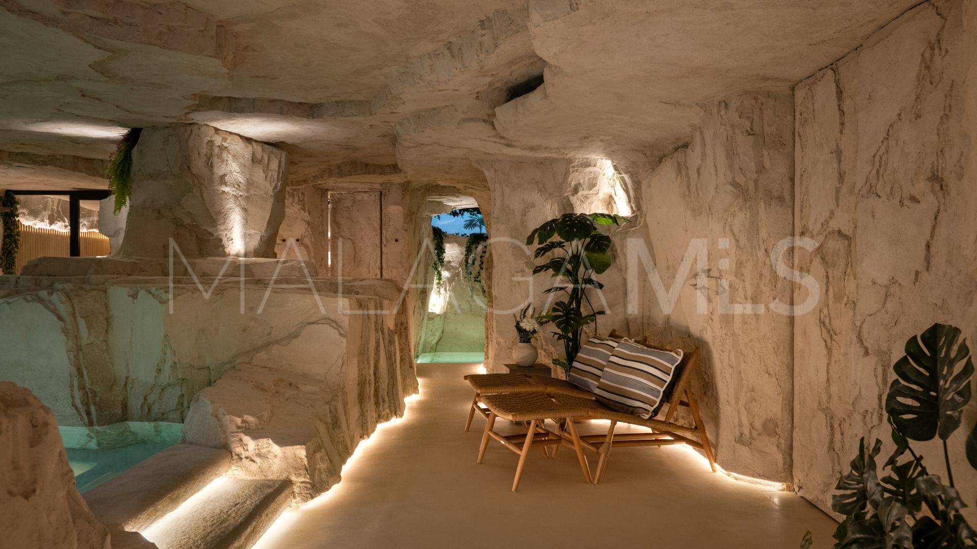 Villa de 6 bedrooms for sale in Nueva Andalucia