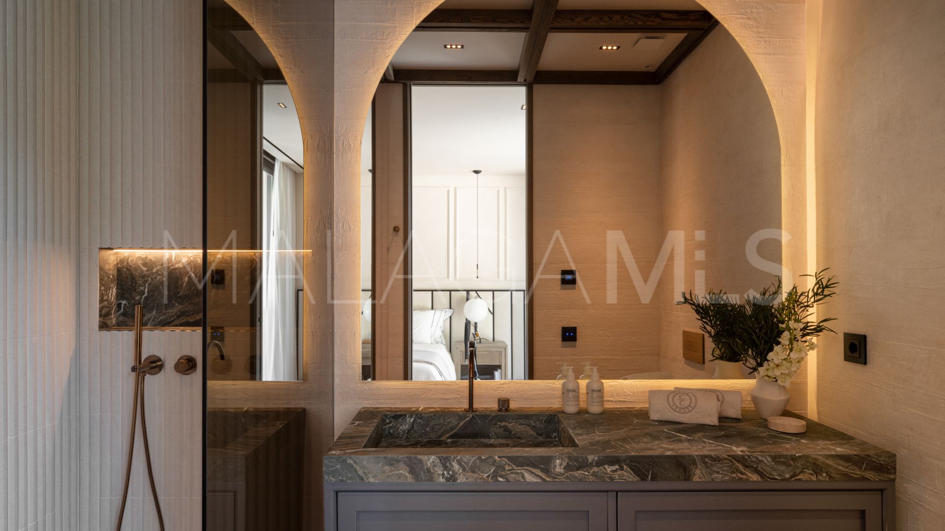 Villa de 6 bedrooms for sale in Nueva Andalucia