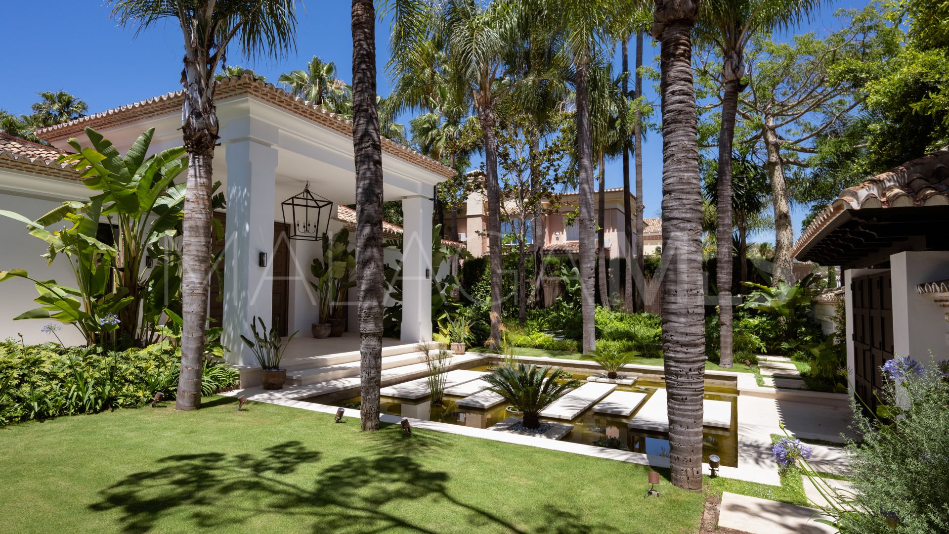 Villa de 6 bedrooms for sale in Nueva Andalucia