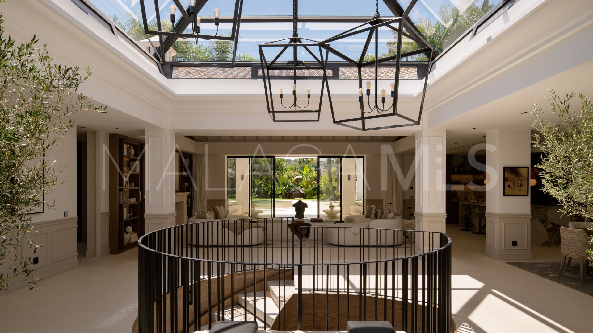 Villa de 6 bedrooms for sale in Nueva Andalucia