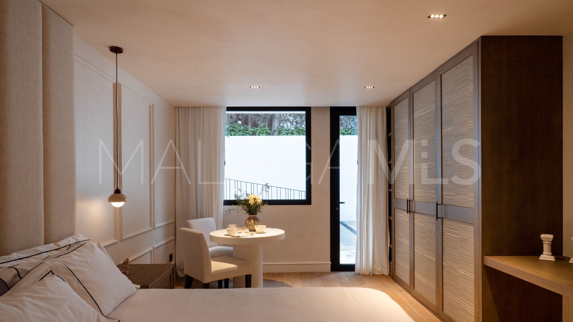 Villa de 6 bedrooms for sale in Nueva Andalucia