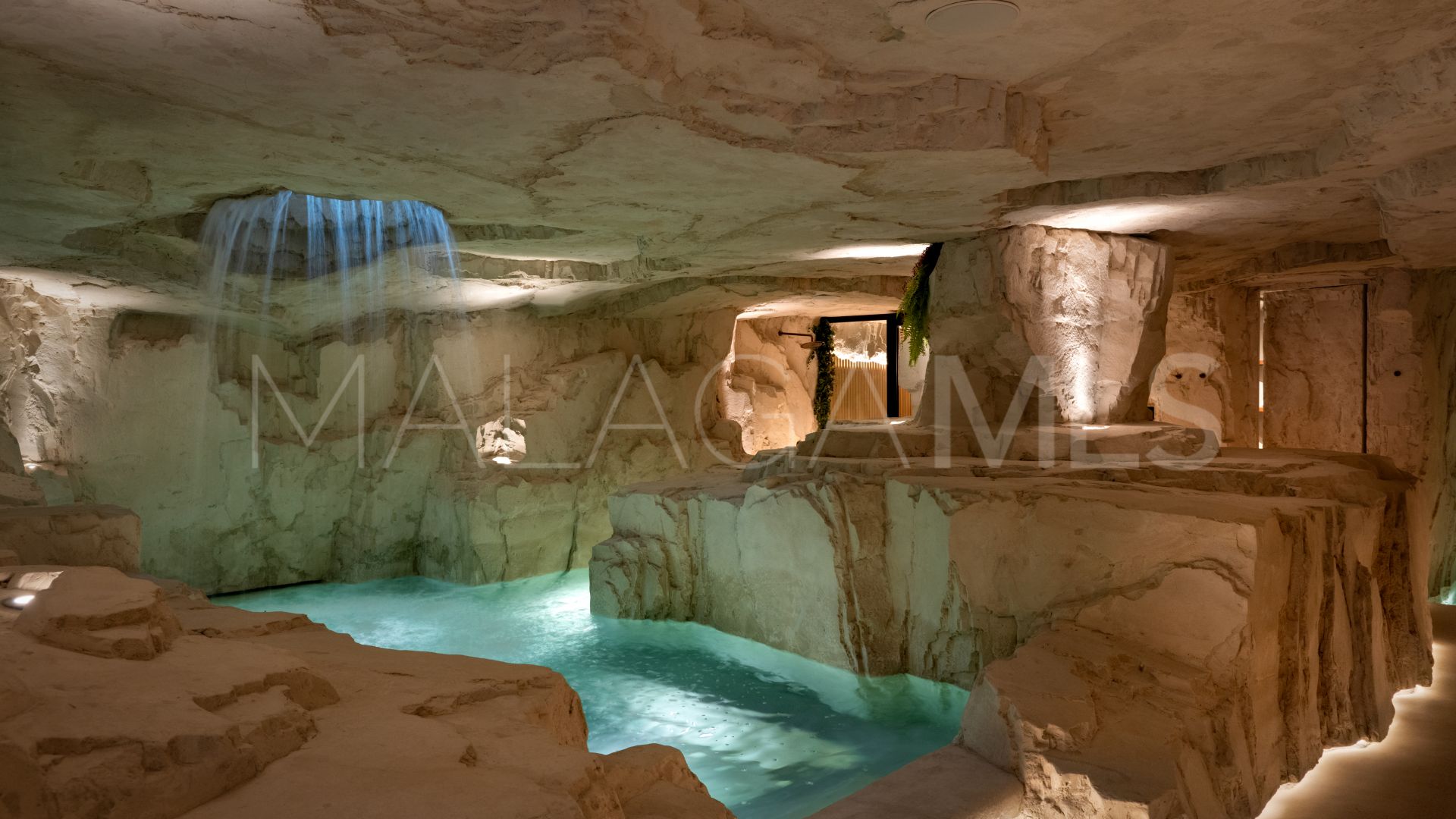 Villa de 6 bedrooms for sale in Nueva Andalucia