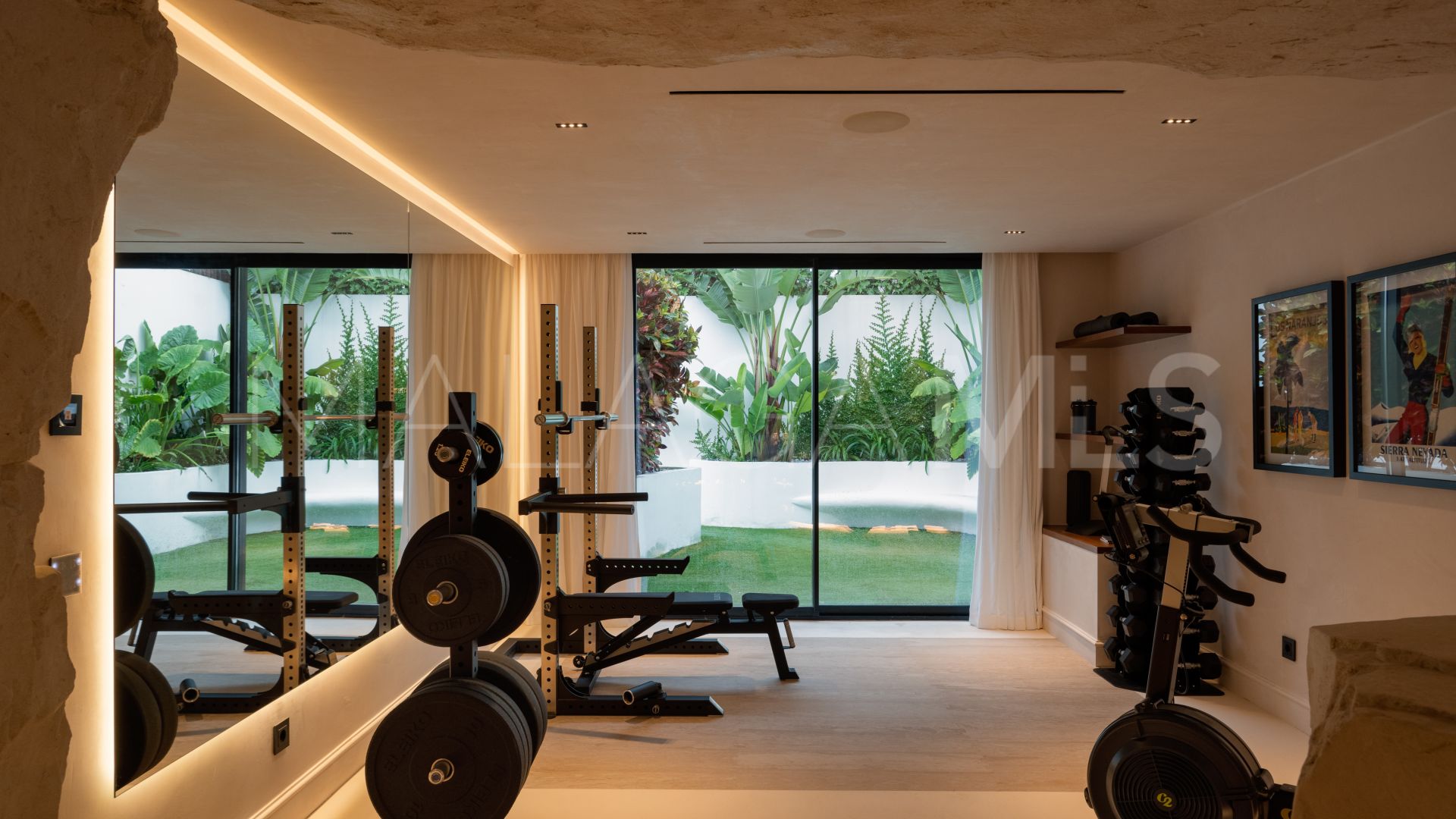 Villa de 6 bedrooms for sale in Nueva Andalucia